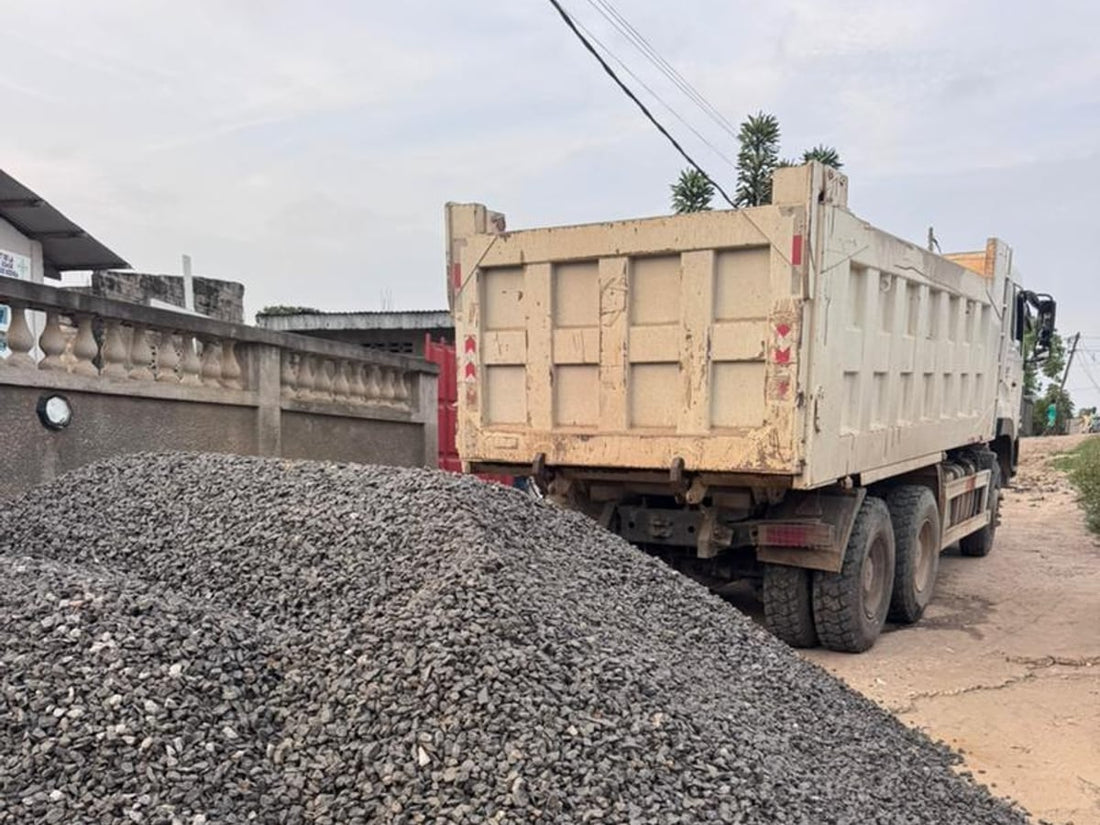 Camion-benne chargé de gravier concassé