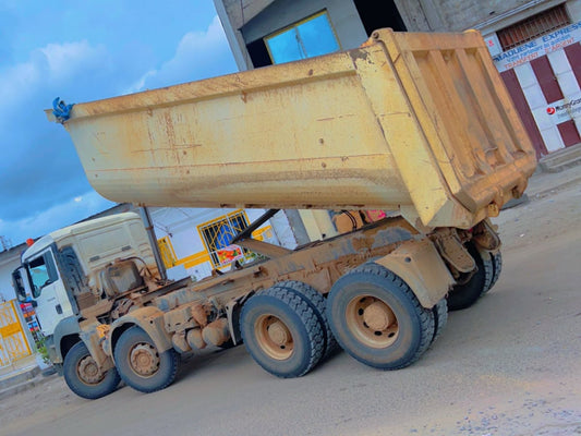Camion-benne en livraison sur chantier